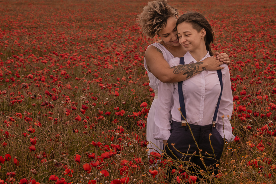 pareja gay en el campo de amapolas