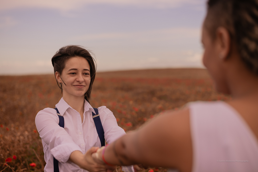 pareja gay en el campo de flores
