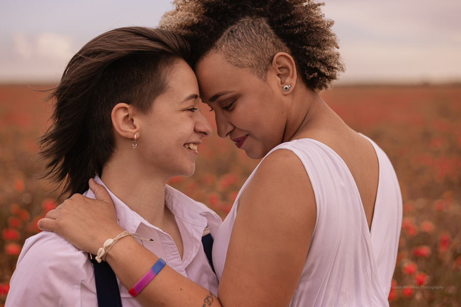 pareja gay en el campo de flores