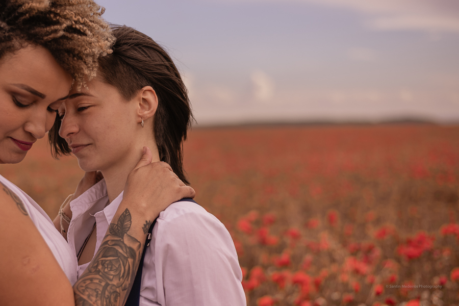 pareja gay en el campo de flores