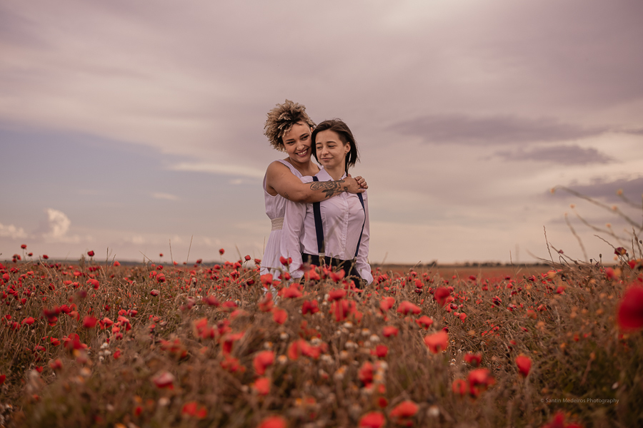 pareja gay en el campo de flores