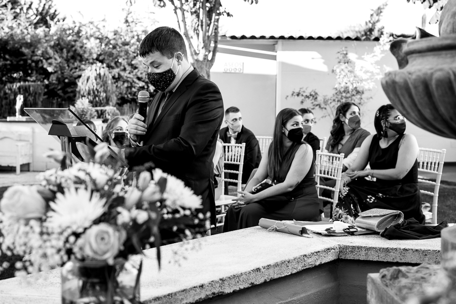 amigo hablando en la ceremonia de boda