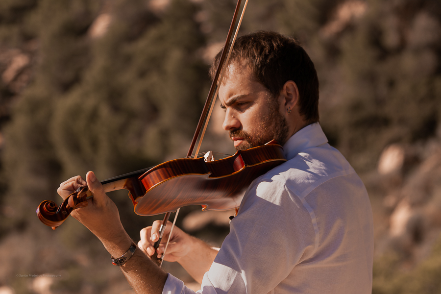 novio tocando violín
