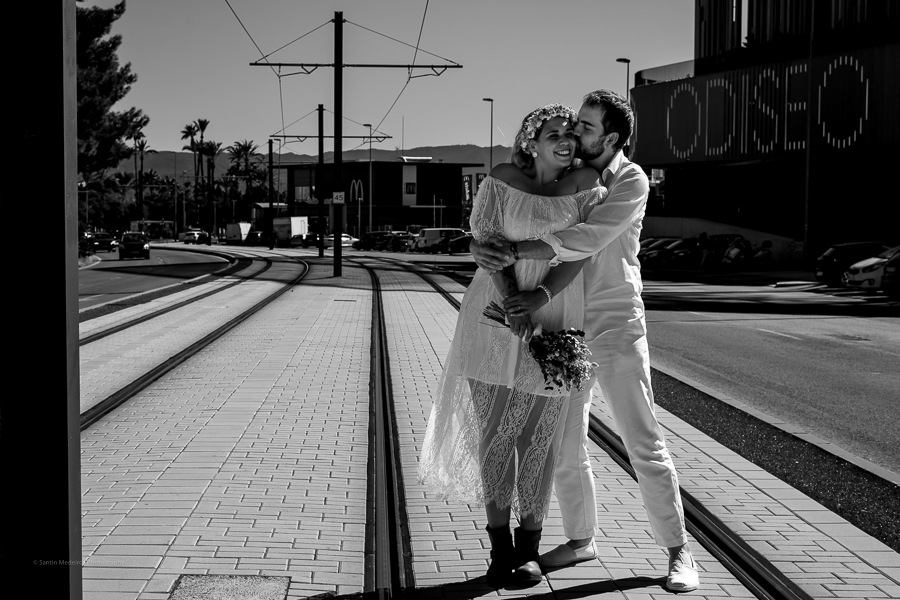 novios en la parada del tranvia
