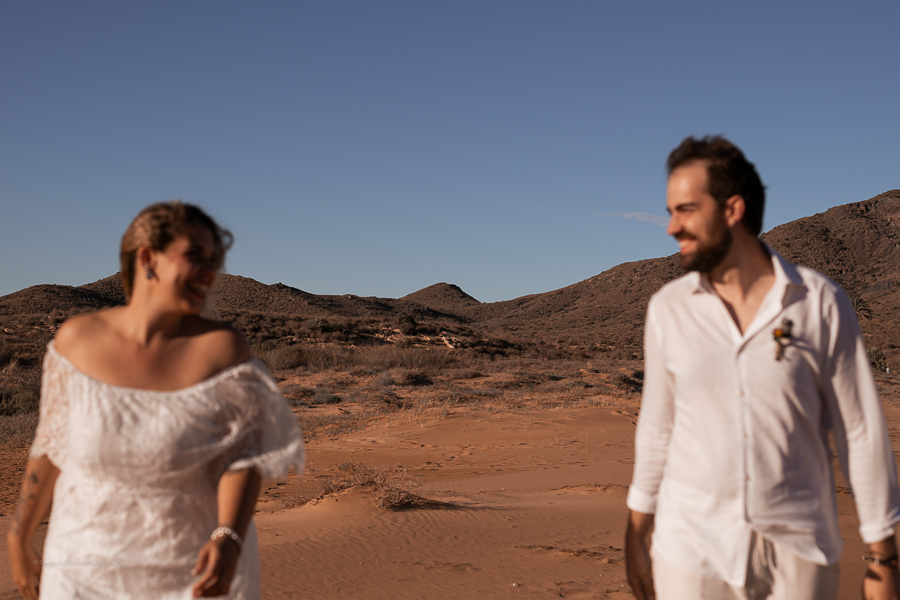 novios caminando en la playa