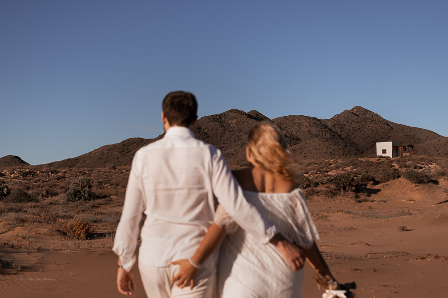 novios caminando en la playa