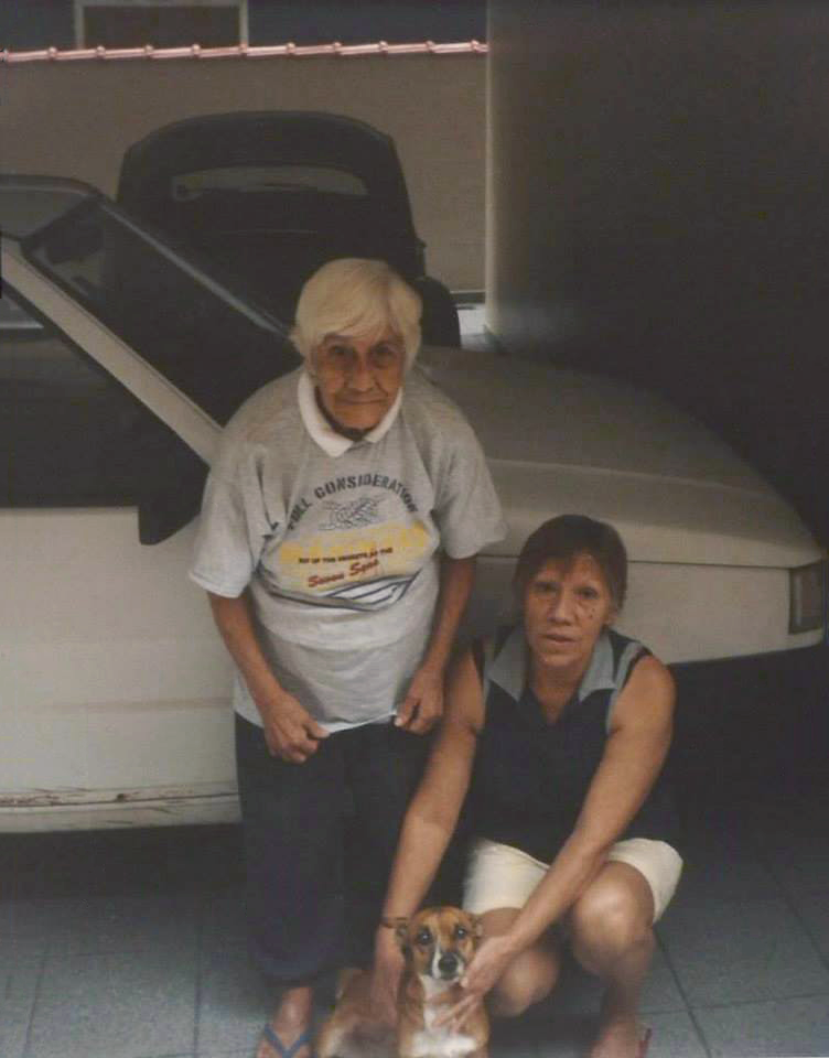 Dulce Barbosa, Odete Barbosa e a cadelinha Duquesa. (Tratada)