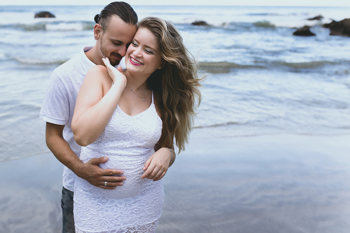 Noivos Felizes na praia