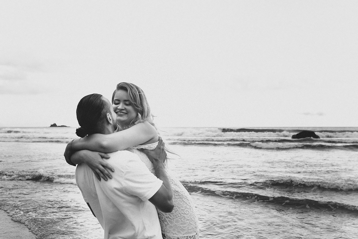 Noivos curtindo um dia de praia