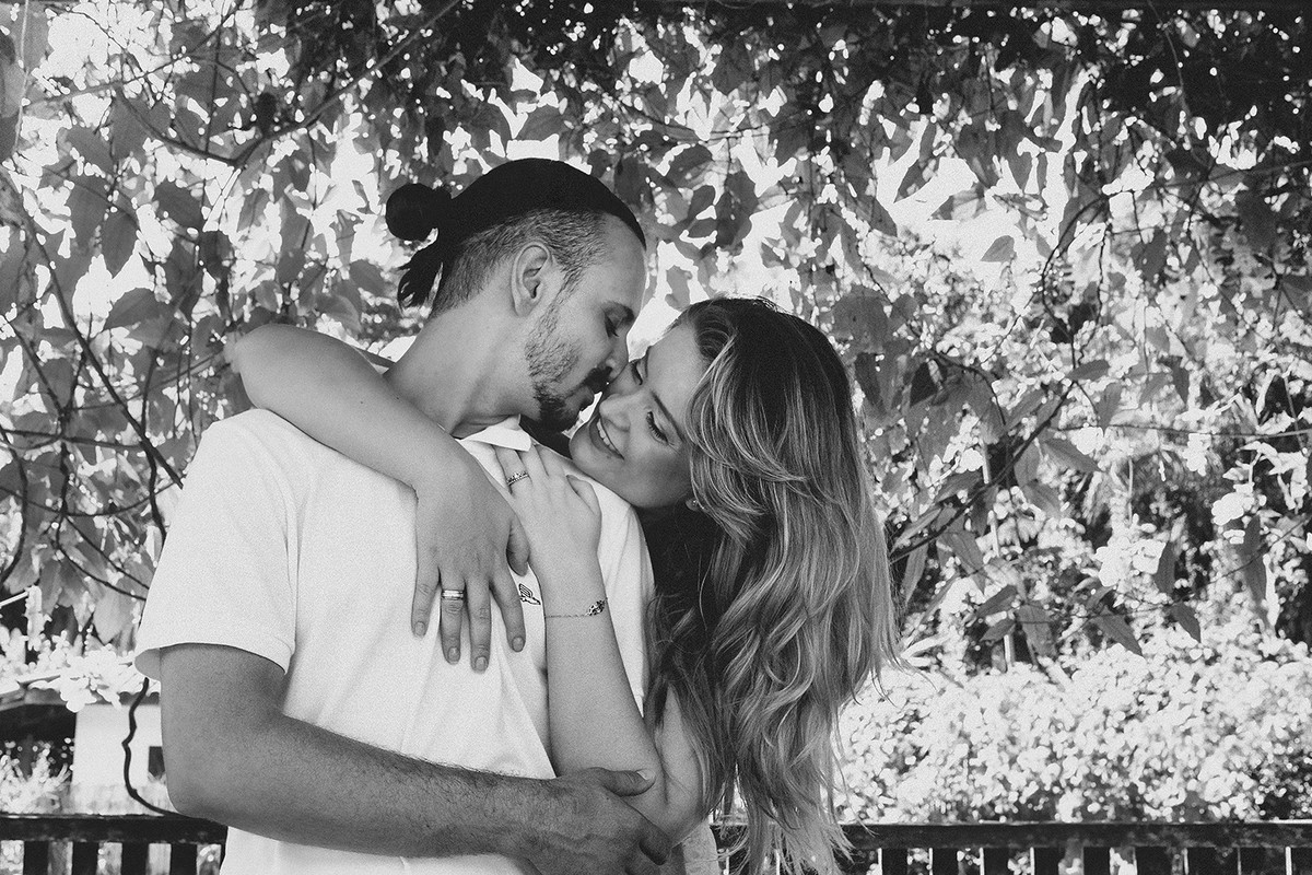 Noivos Felizes na praia