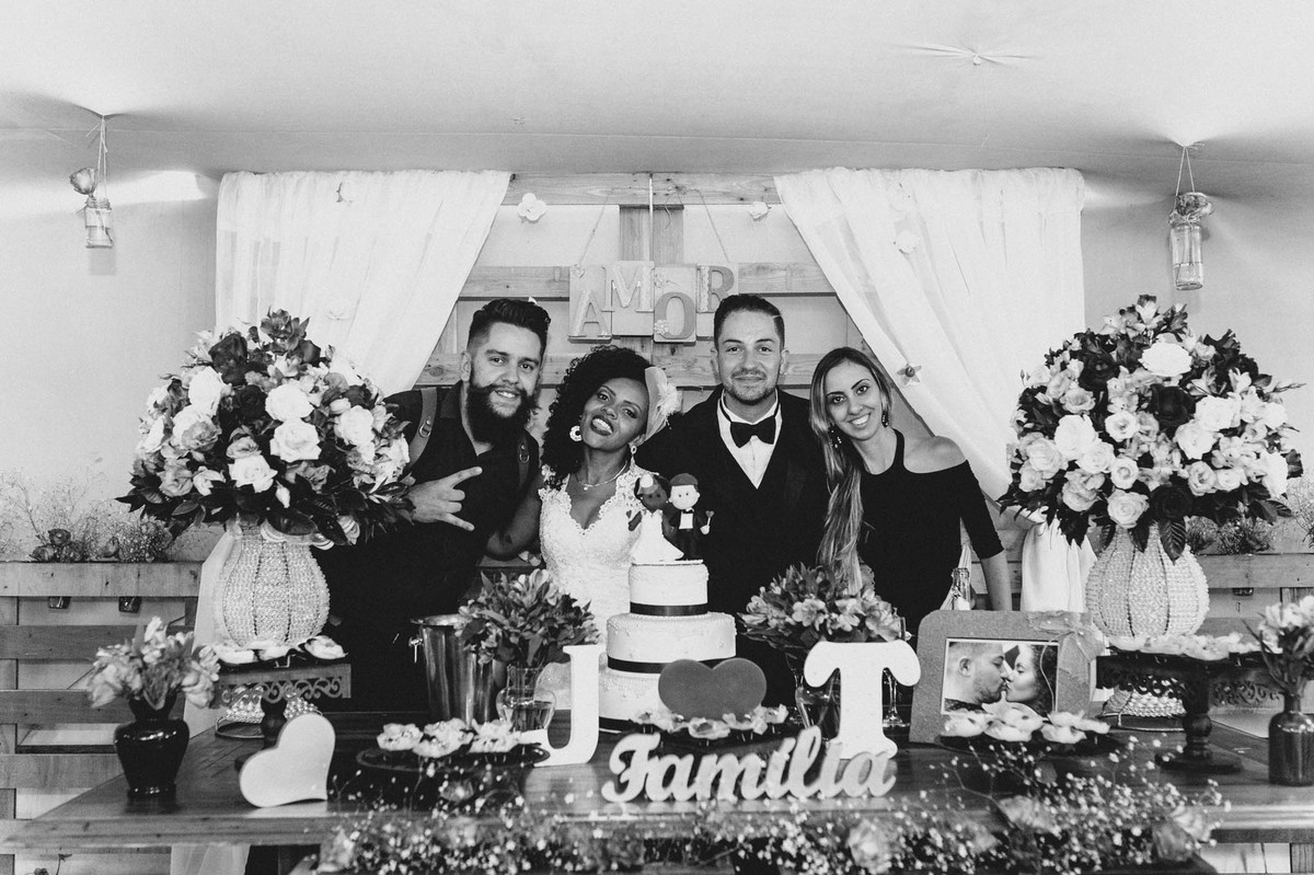 Equipe de fotografia com os noivos