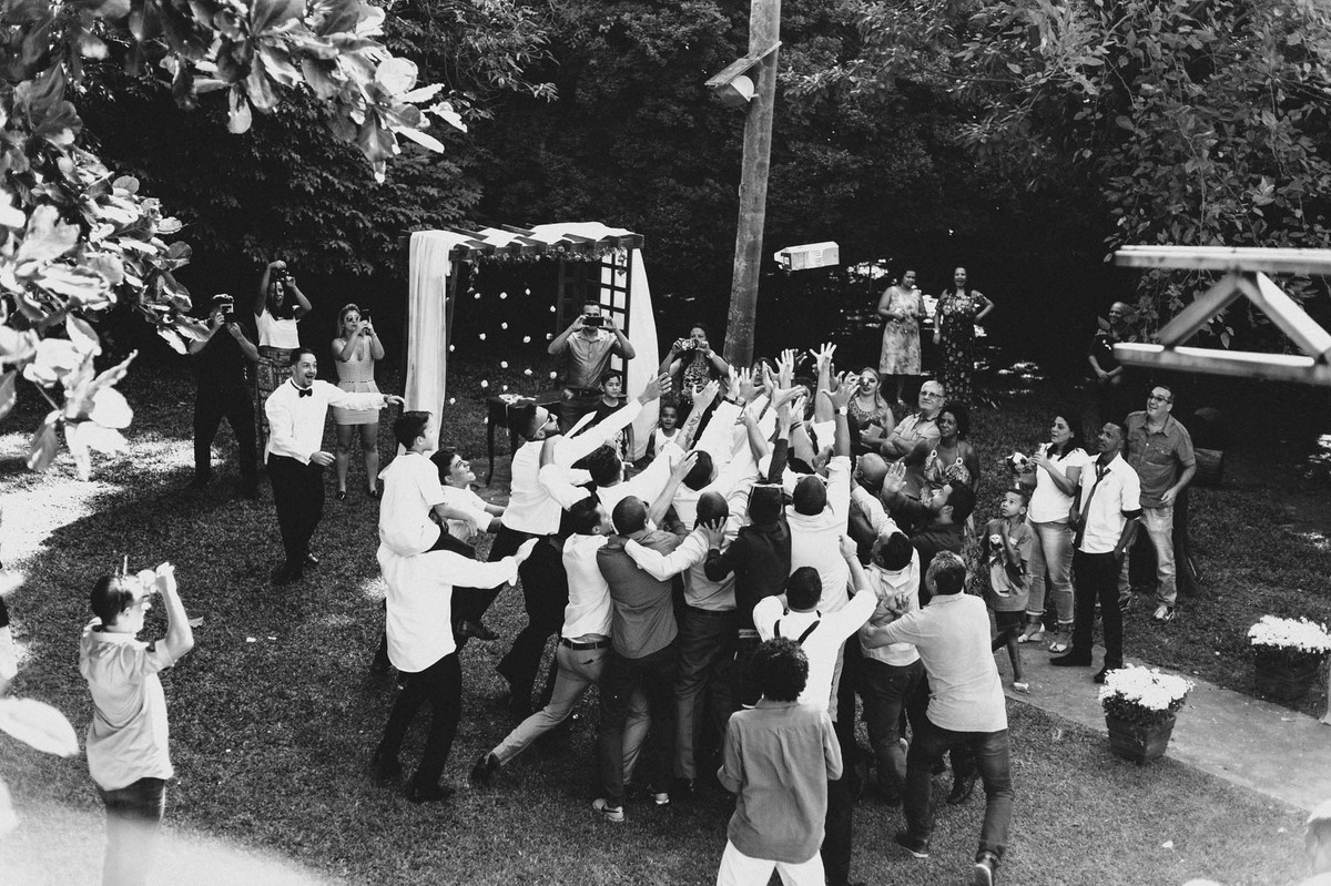 Noivo jogando o whisk