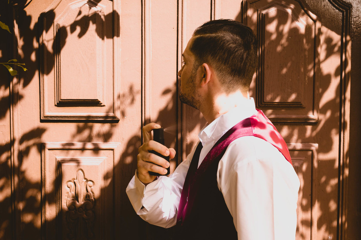 Noivo se arrumando