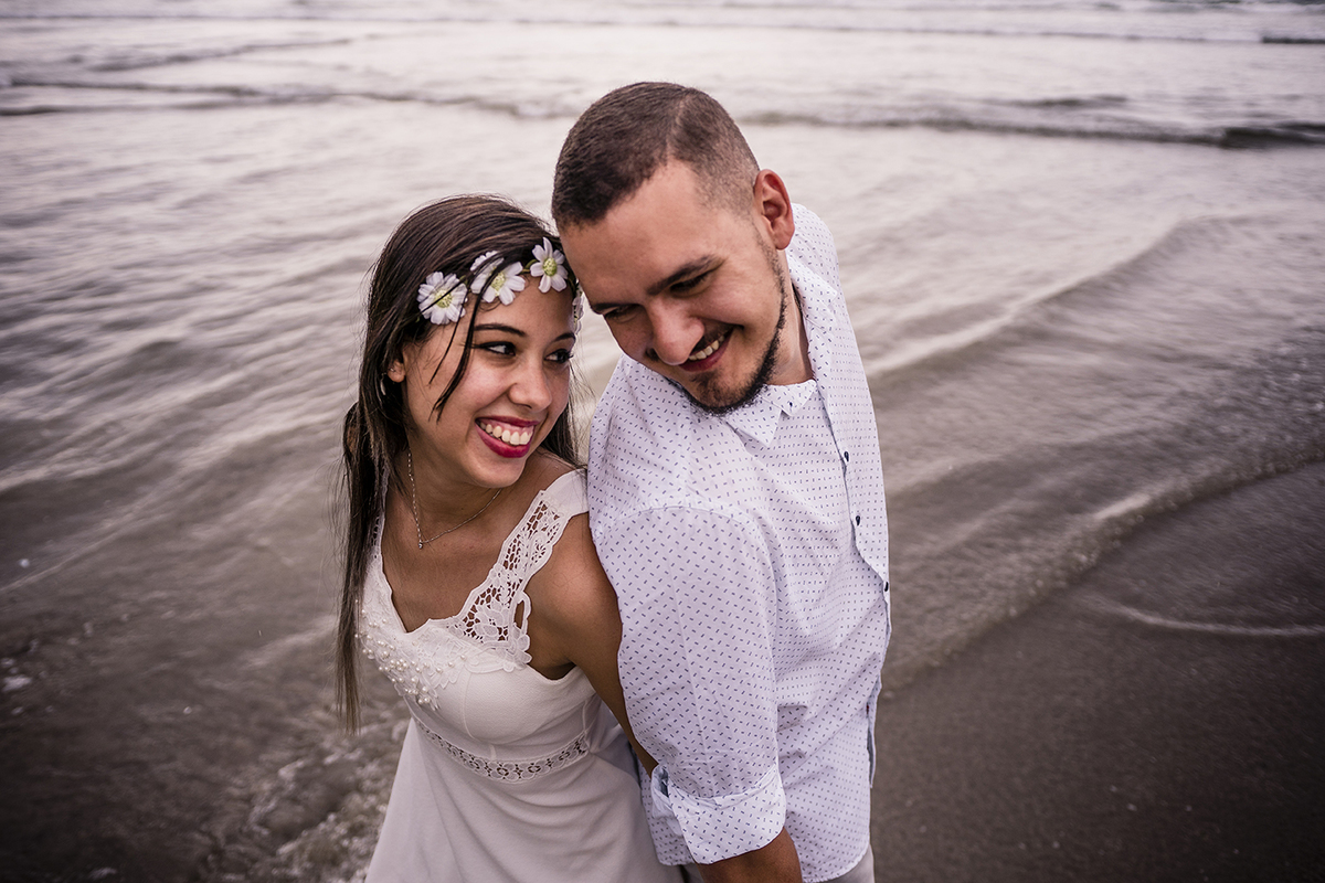Sessão de fotos pré casamento na praia