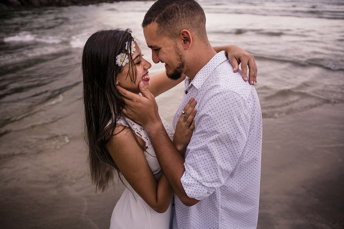 Sessão de fotos pré casamento na praia
