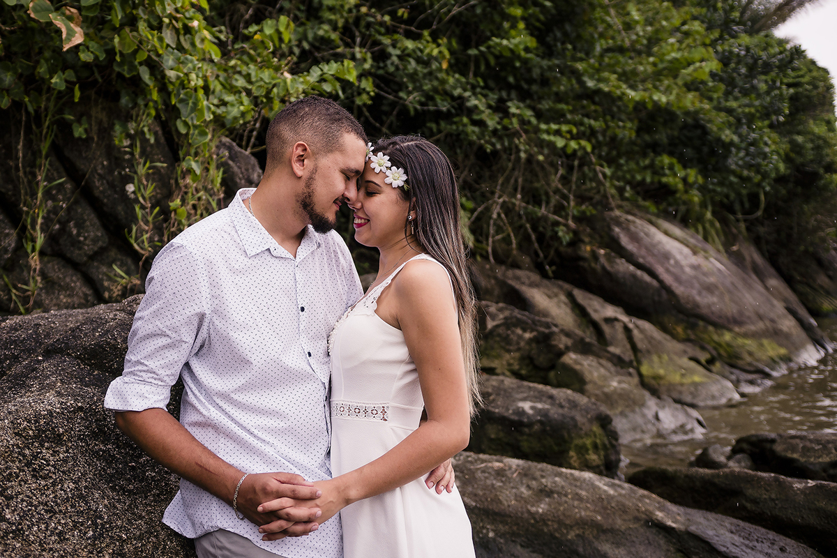 Sessão de fotos pré casamento na praia