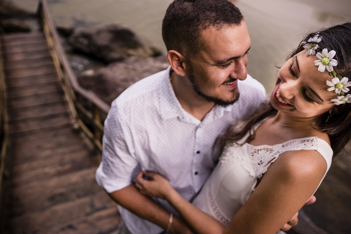 Sessão de fotos pré casamento na praia