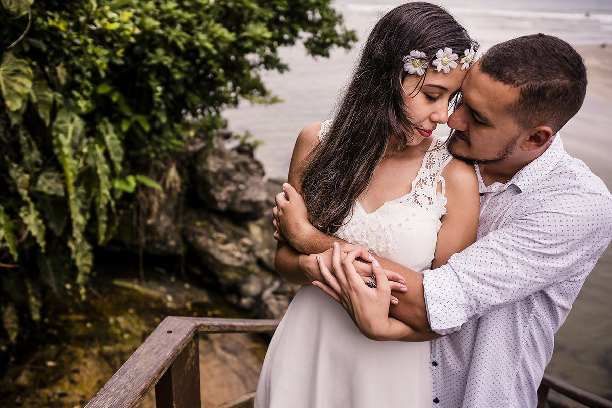 Sessão de fotos pré casamento na praia
