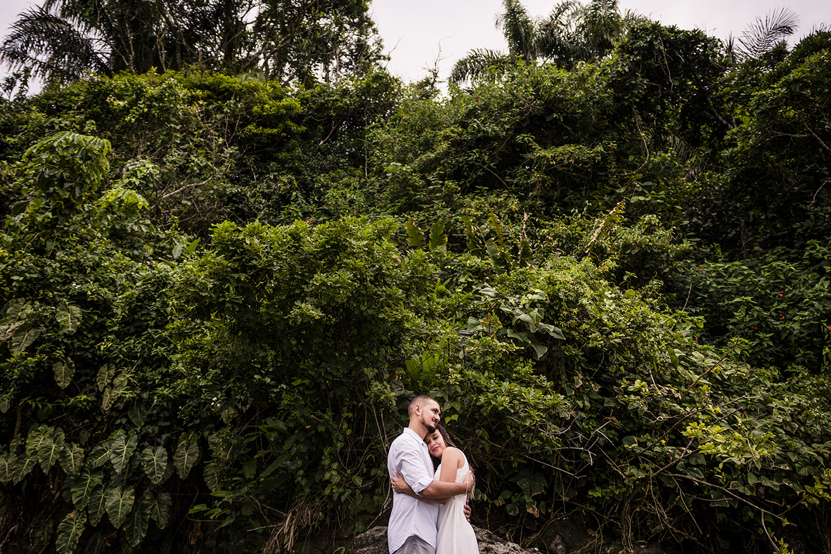 Sessão de fotos pré casamento na praia