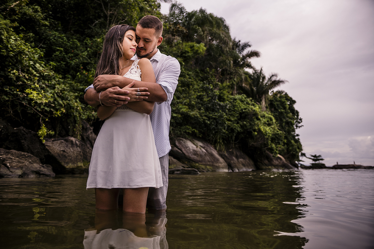 Sessão de fotos pré casamento na praia