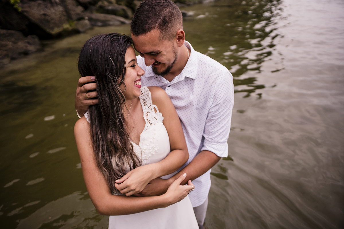 Sessão de fotos pré casamento na praia