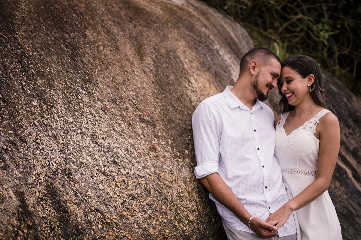 Sessão de fotos pré casamento na praia