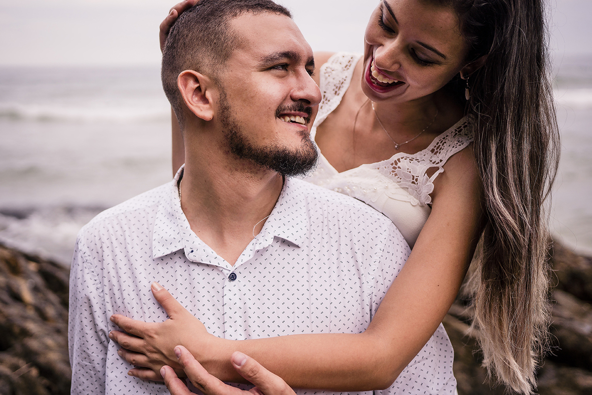 Sessão de fotos pré casamento na praia