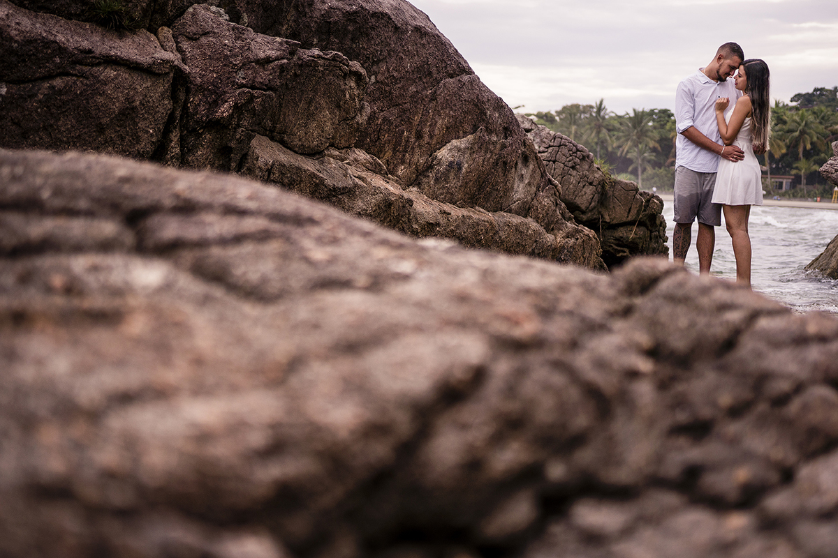 Sessão de fotos pré casamento na praia