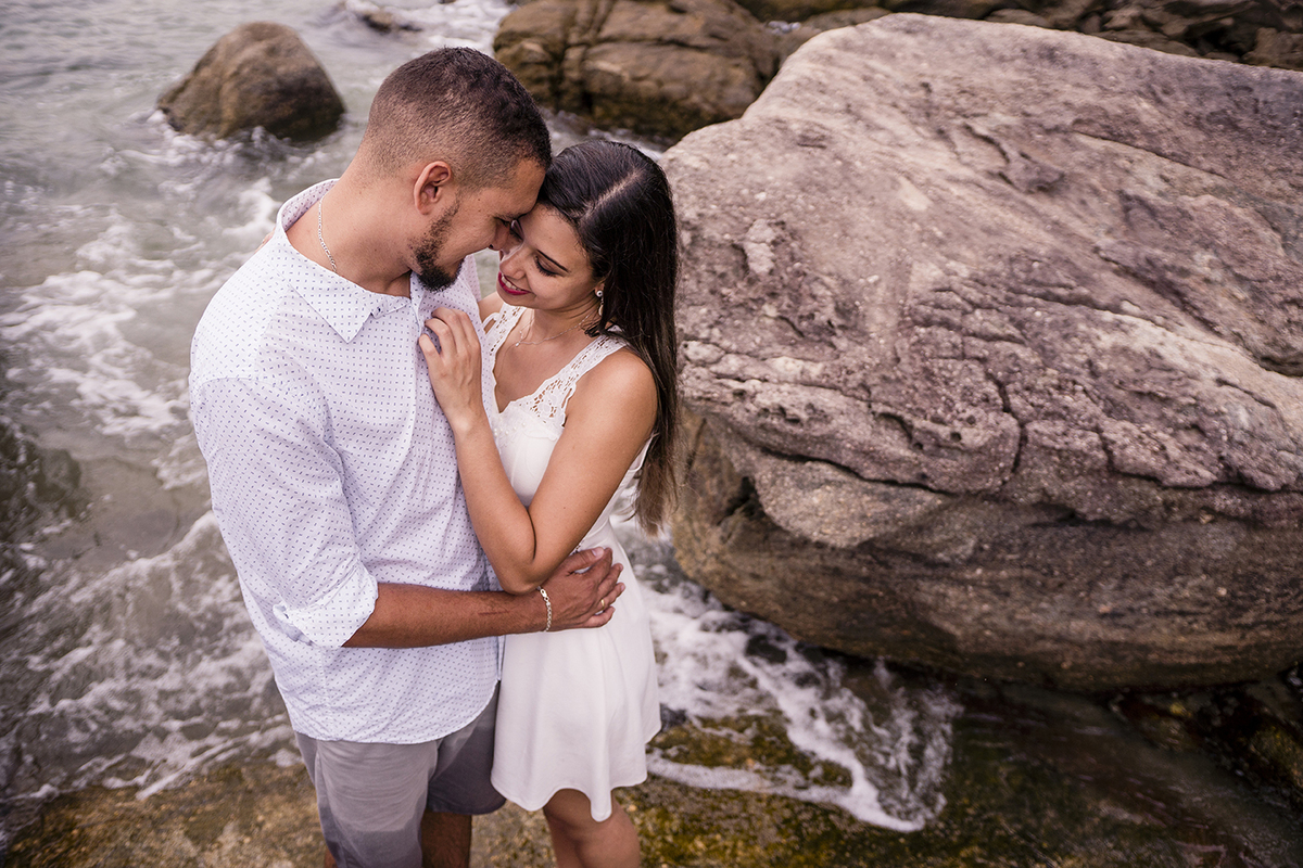 Sessão de fotos pré casamento na praia