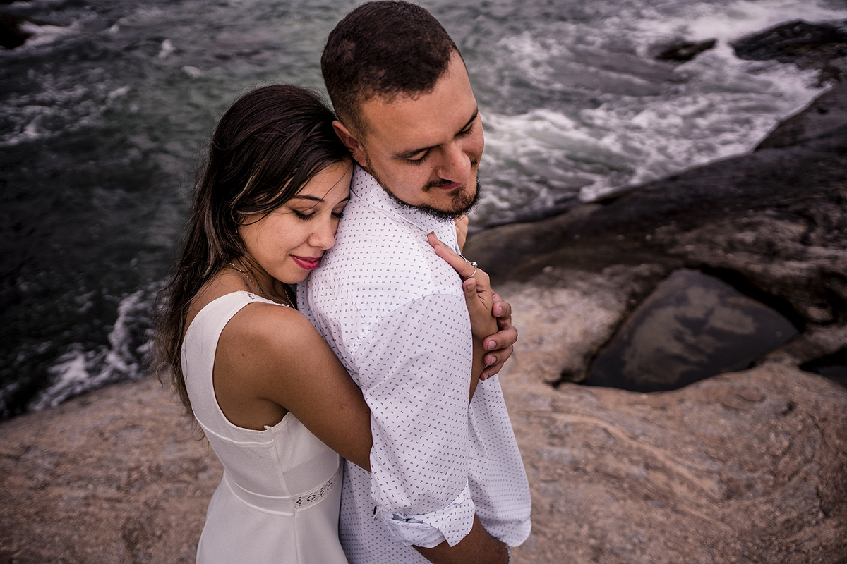 Sessão de fotos pré casamento na praia