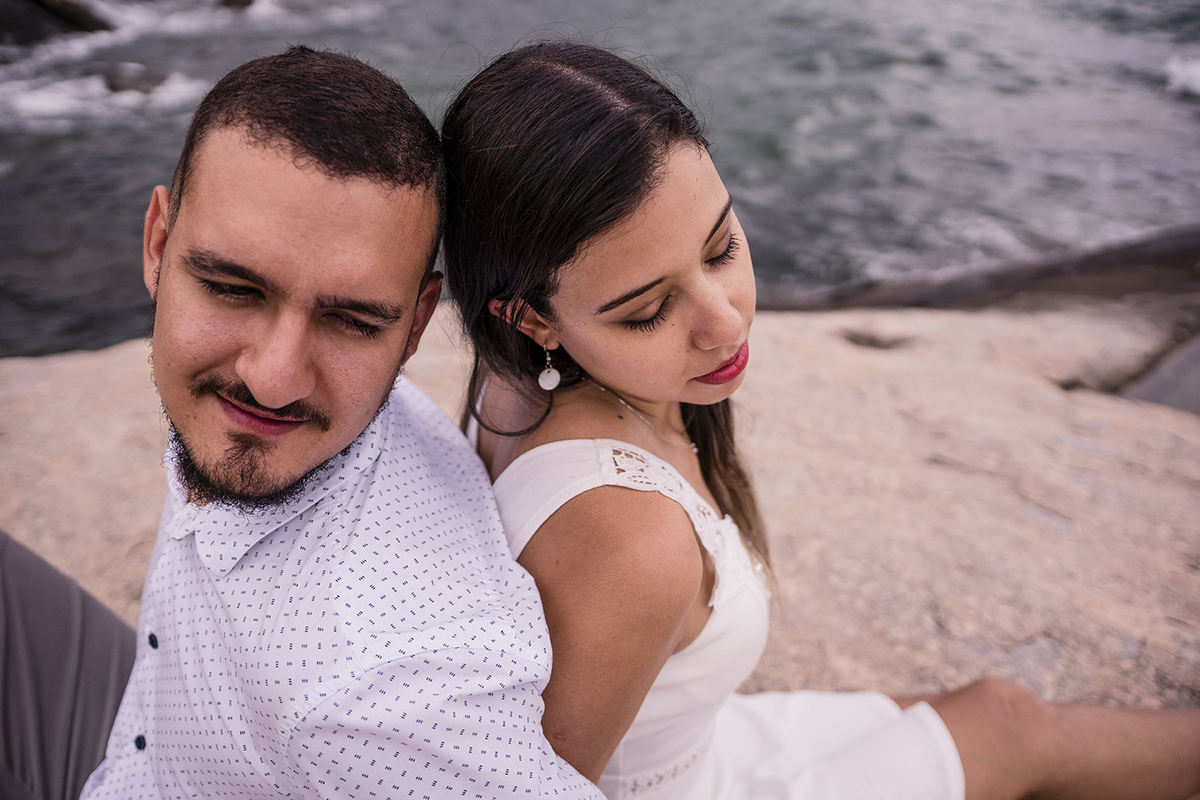 Sessão de fotos pré casamento na praia