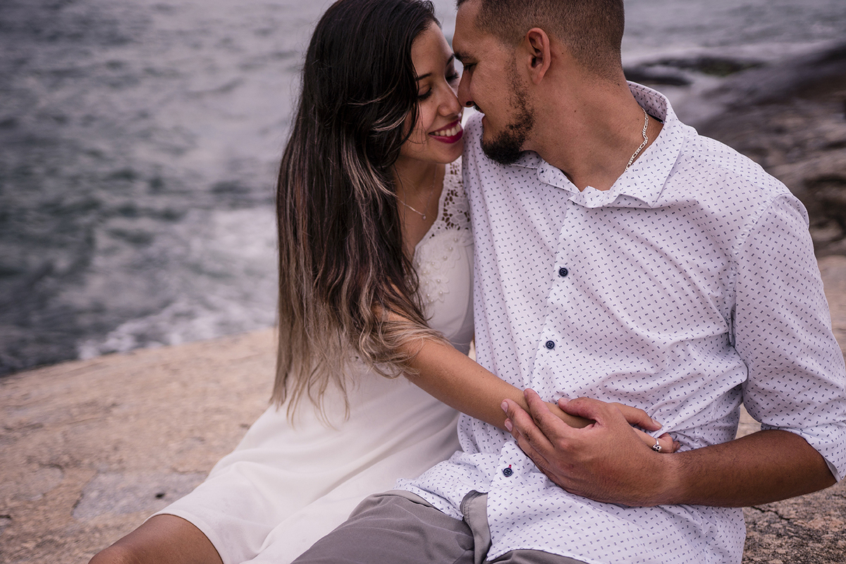 Sessão de fotos pré casamento na praia
