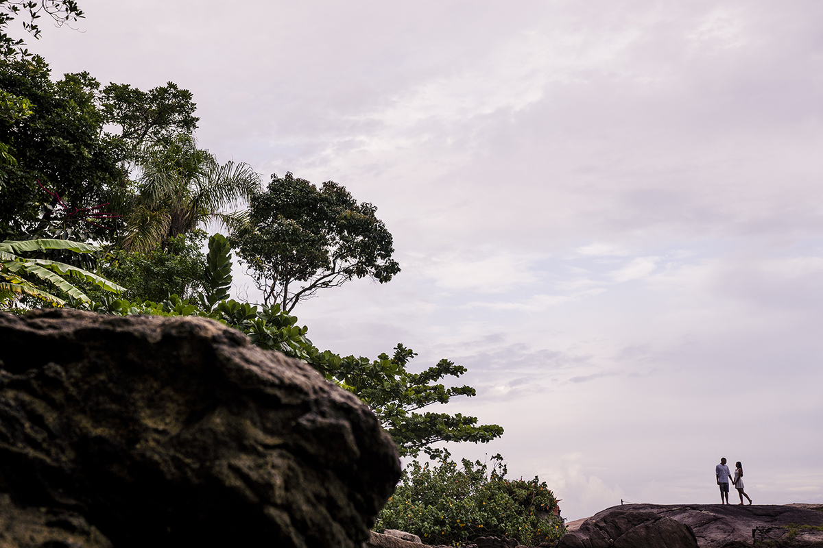 Sessão de fotos pré casamento na praia