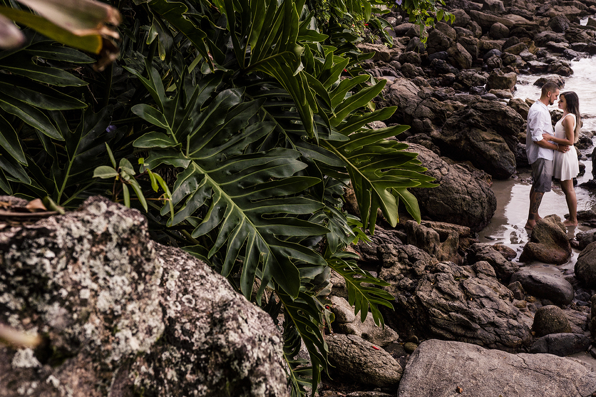 Sessão de fotos pré casamento na praia