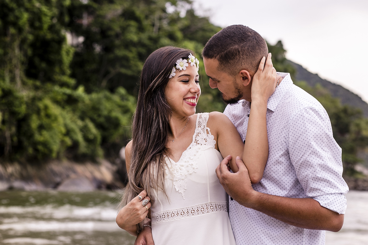 Sessão de fotos pré casamento na praia