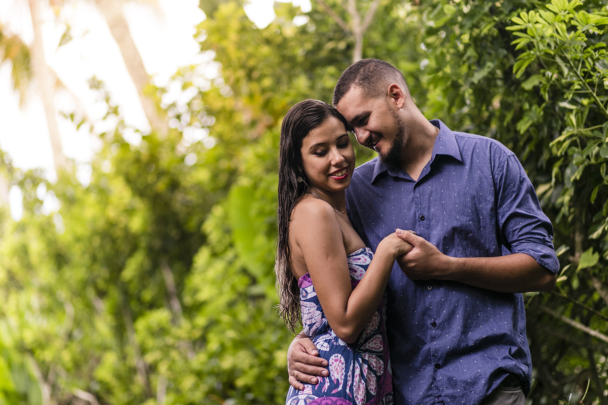 Sessão de fotos pré casamento na praia