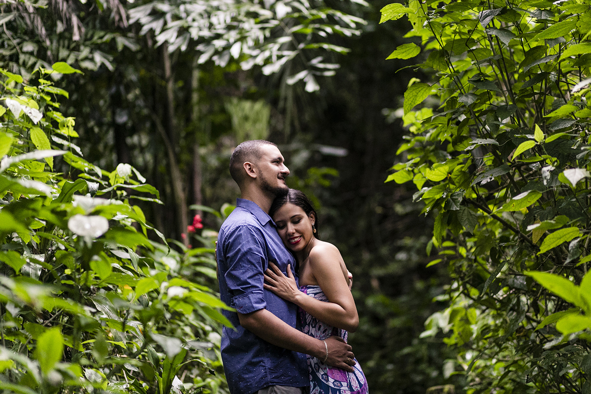 Sessão de fotos pré casamento na praia