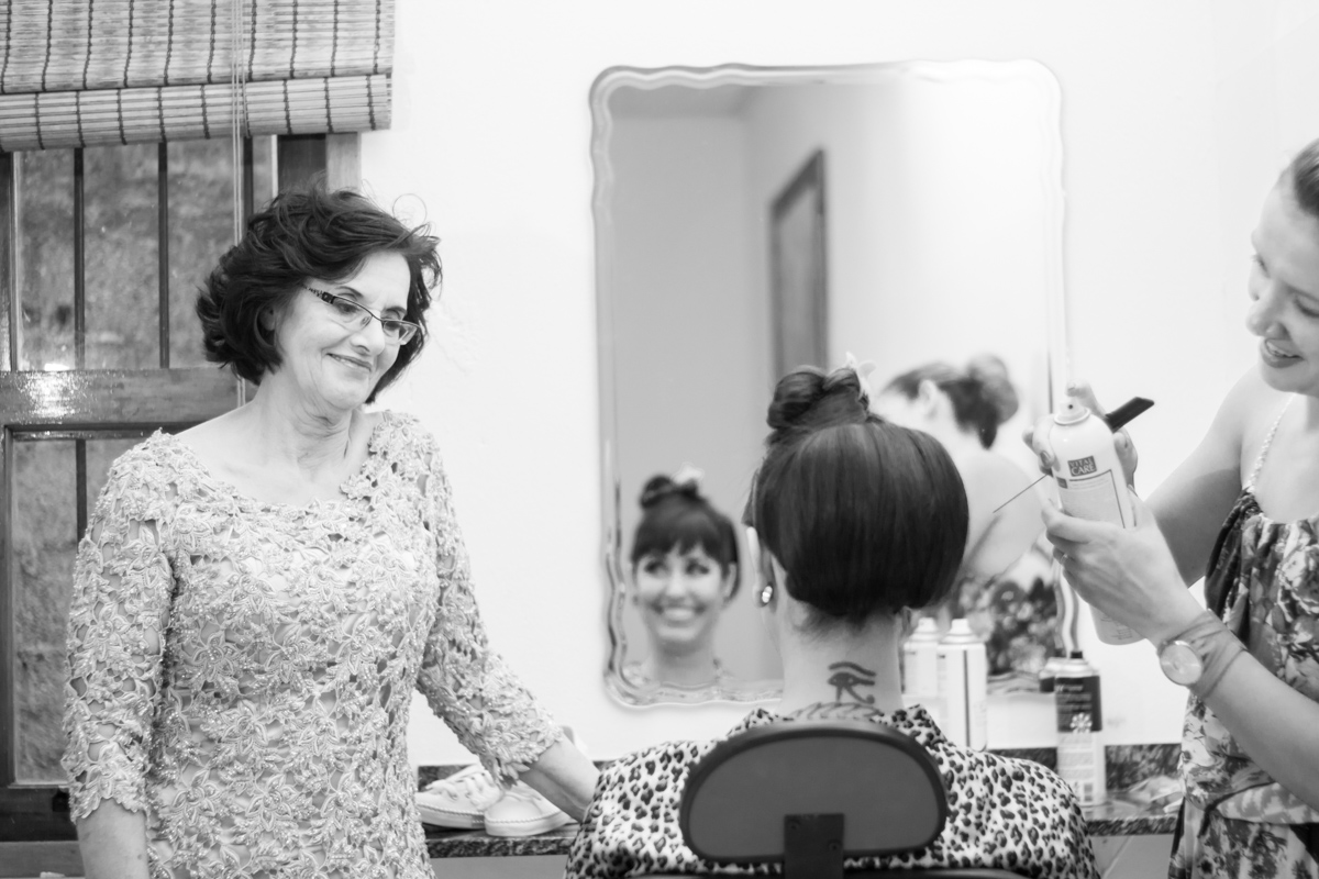 a mãe admirando a filha