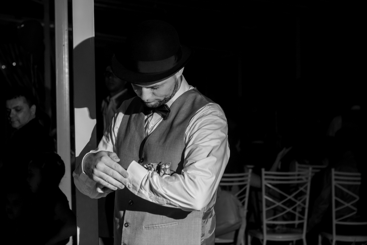 o noivo de olho na hora