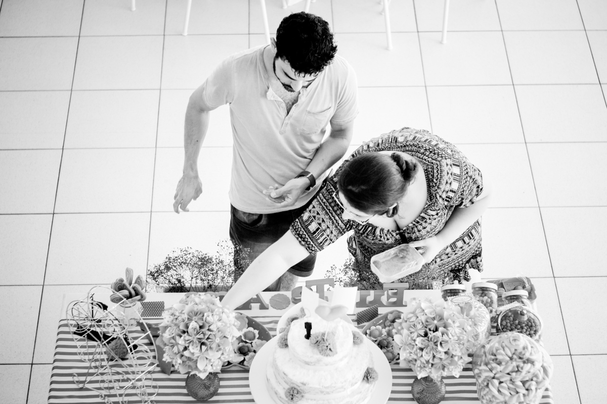 Padrinhos e amigos ajudando na decoração