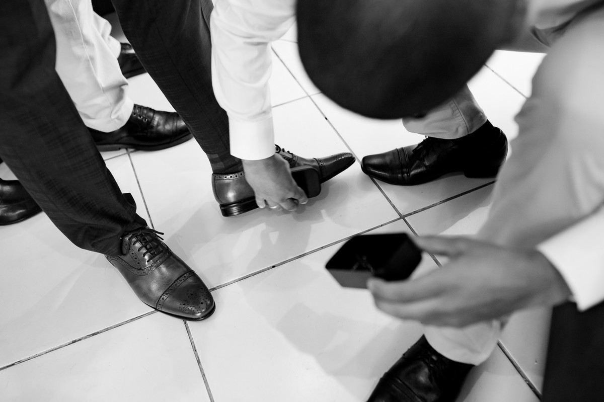 Noivo e padrinhos no making of