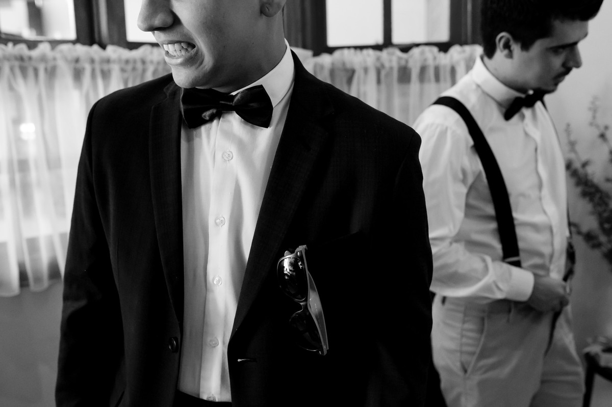 Noivo e padrinhos no making of