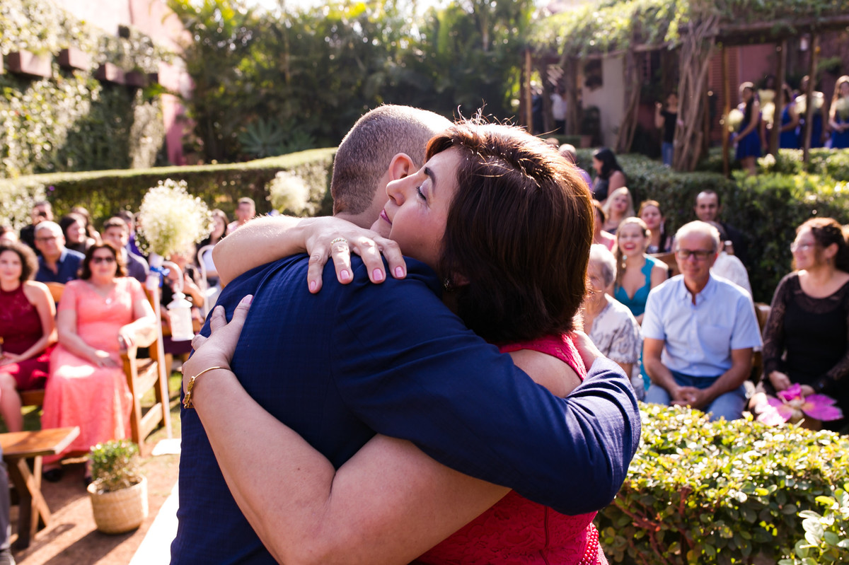 noivo e mãe casamento de dia