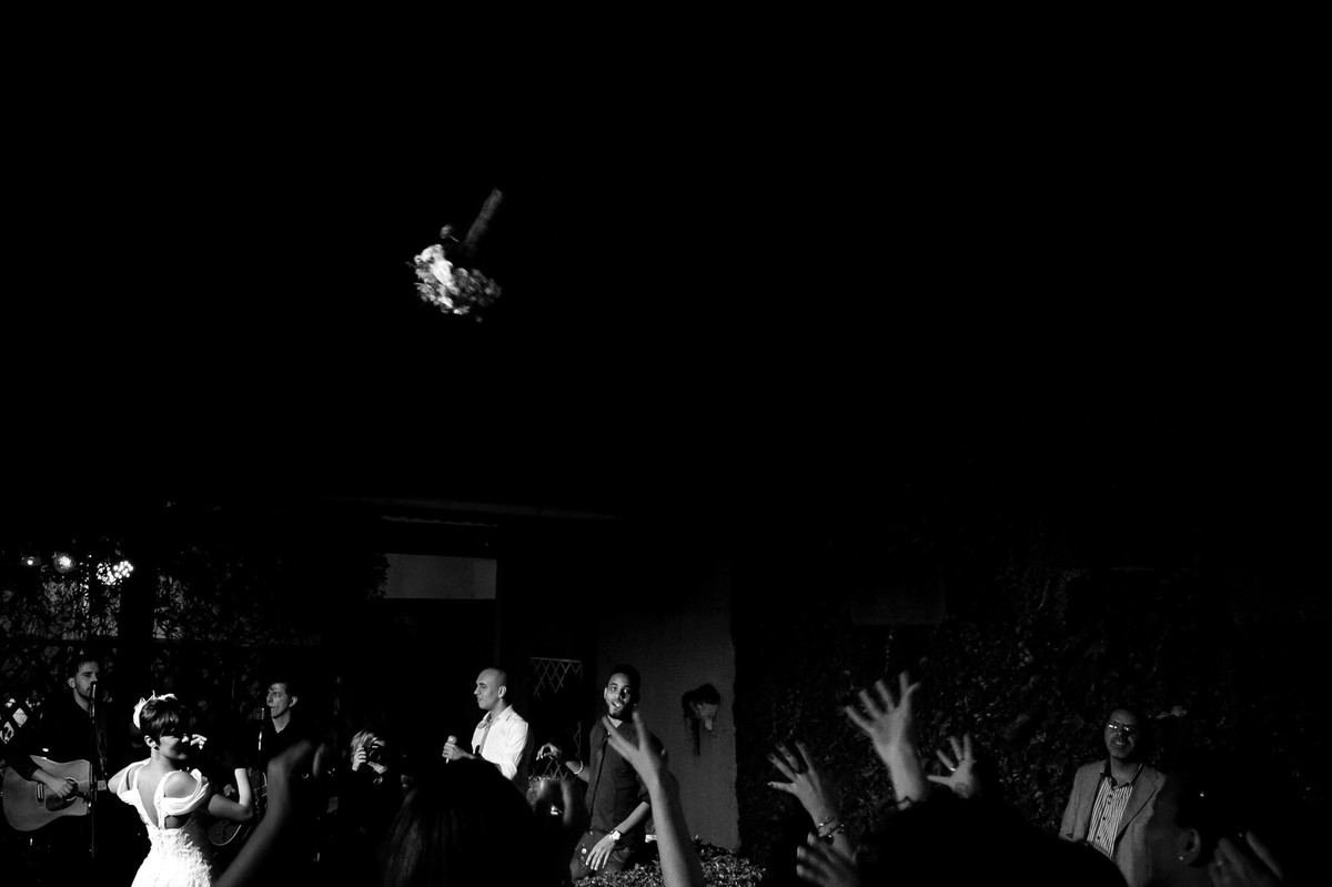 noiva jogando o buque casamento de dia