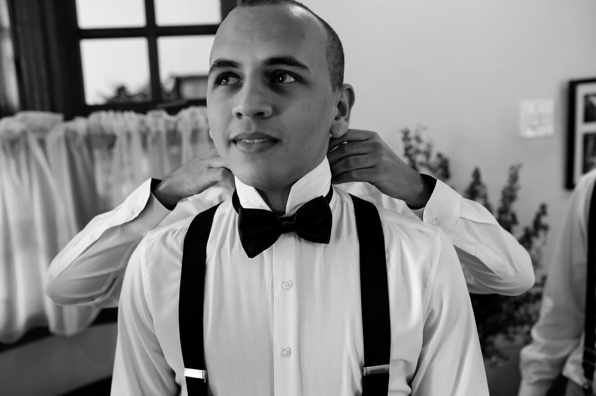 Noivo e padrinhos no making of