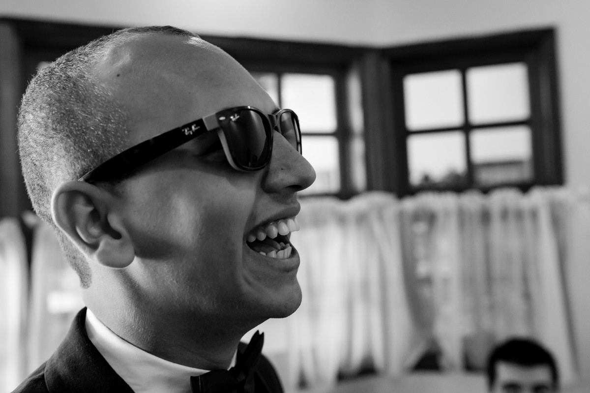 Noivo e padrinhos no making of