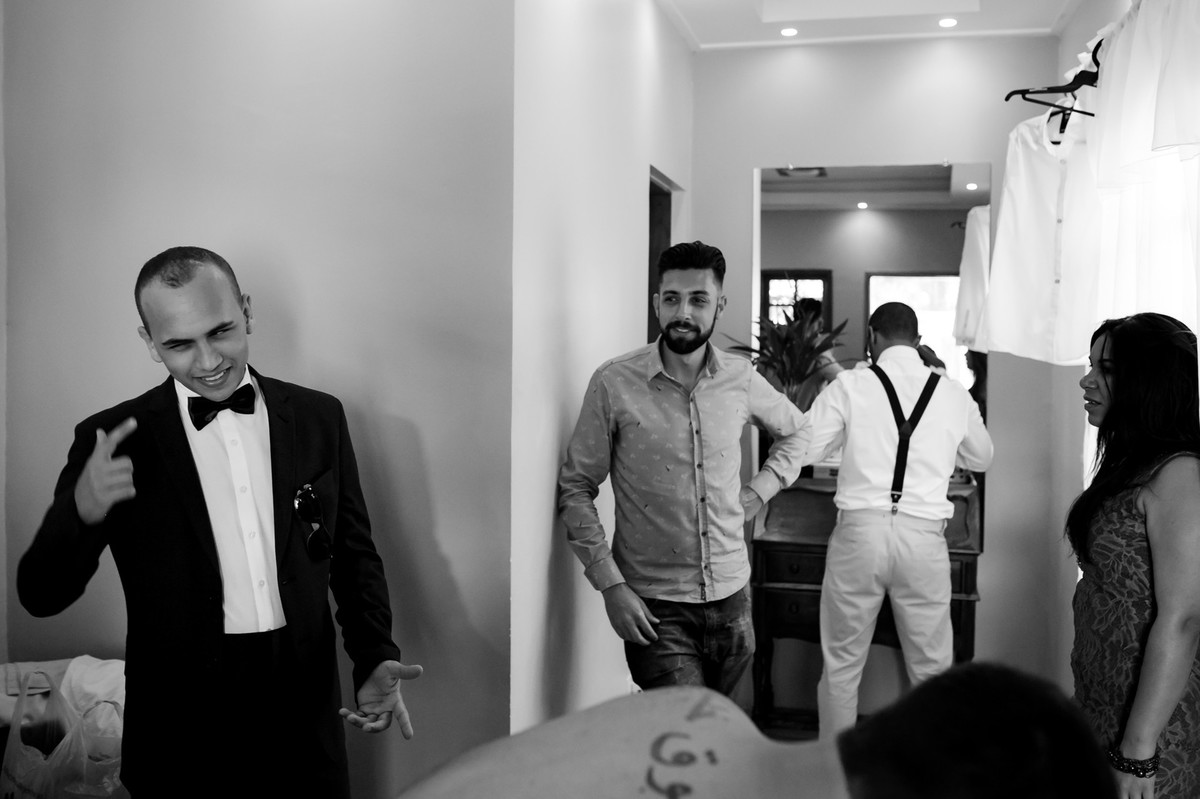 Noivo e padrinhos no making of