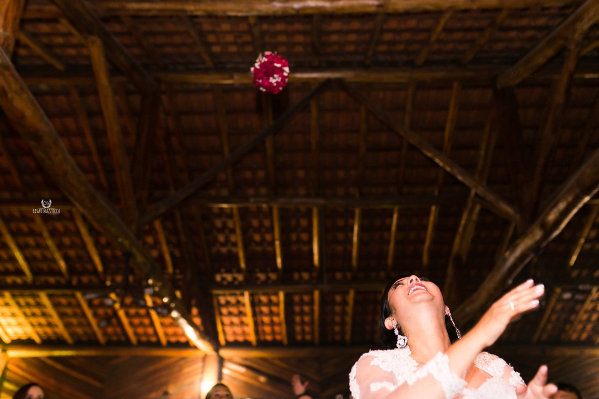 Noiva Jogando o Buque