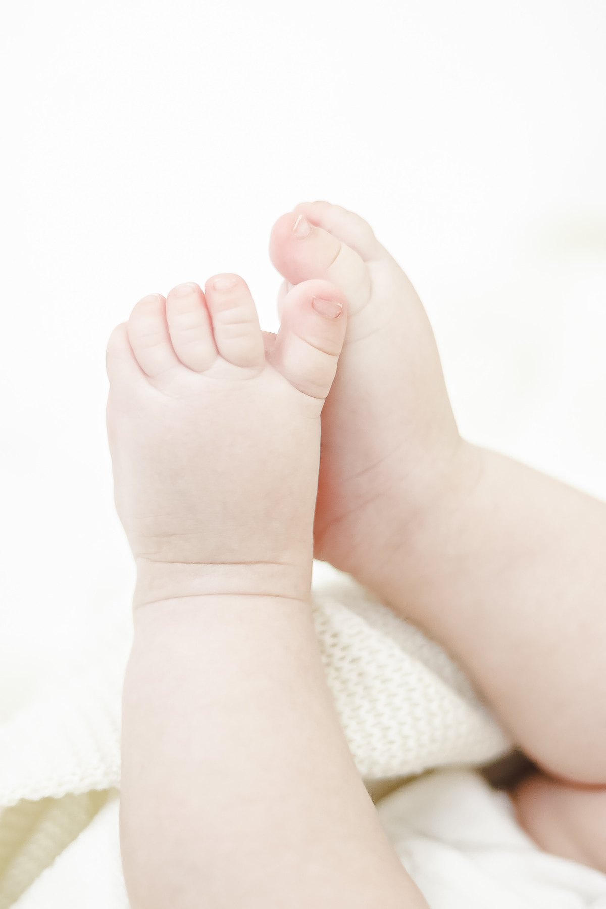 Detalhes dos pés de bebê. 