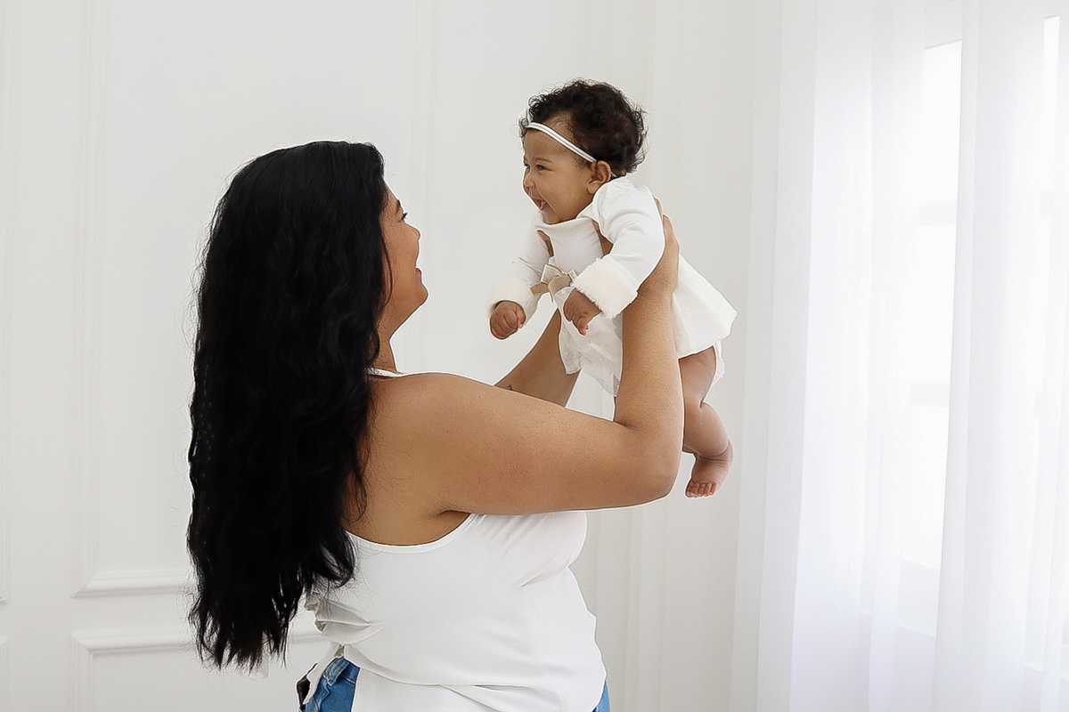 Ensaio de bebê com a mamãe acompanhando. 
